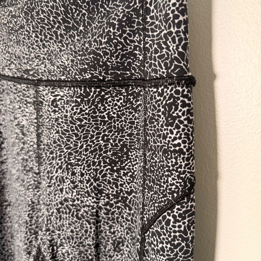Lululemon In Movement Tight 25" Everluxe Leggings (8) Activewear Animal Print - Picture 4 of 14